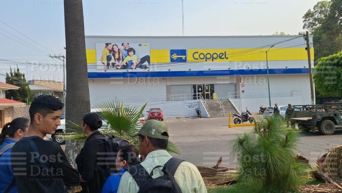 Hombre con falsa bomba genera evacuación de Coppel en Uruapan