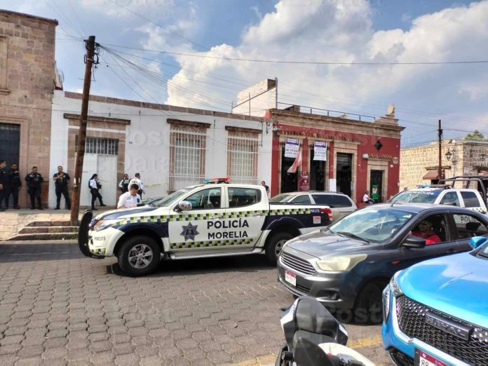 Morelia, Mich.- Un joven sin vida fue encontrado en la azotea de un domicilio ubicado en el Centro Histórico de Morelia, indicaron autoridades policiales, las cuales agregaron que al susodicho no se le apreciaron huellas de violencia.