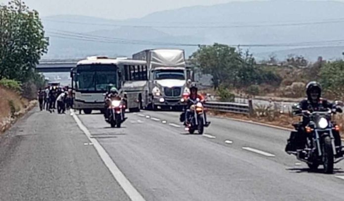 Normalistas de Tiripetío bloquean la Morelia-Pátzcuaro durante varios minutos Normalistas de Tiripetío bloquean la Morelia-Pátzcuaro durante varios minutos