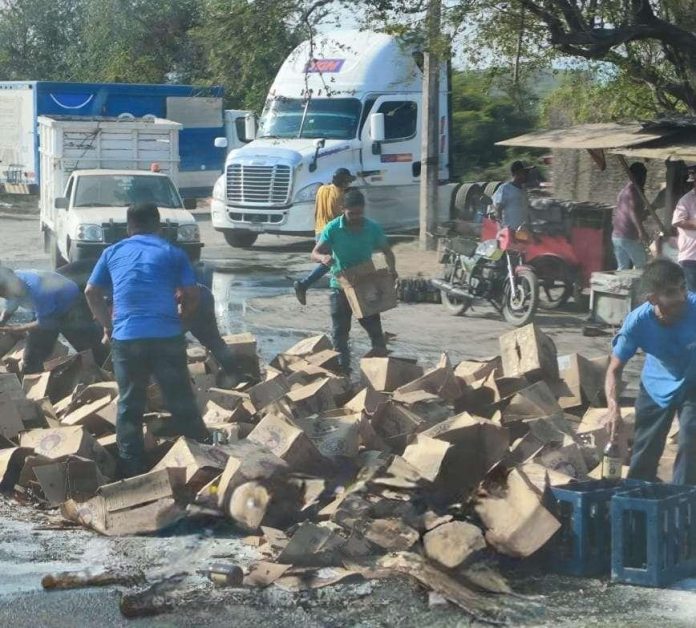 Decenas de cartones de cerveza se caen de camión repartidor en Lázaro Cárdenas