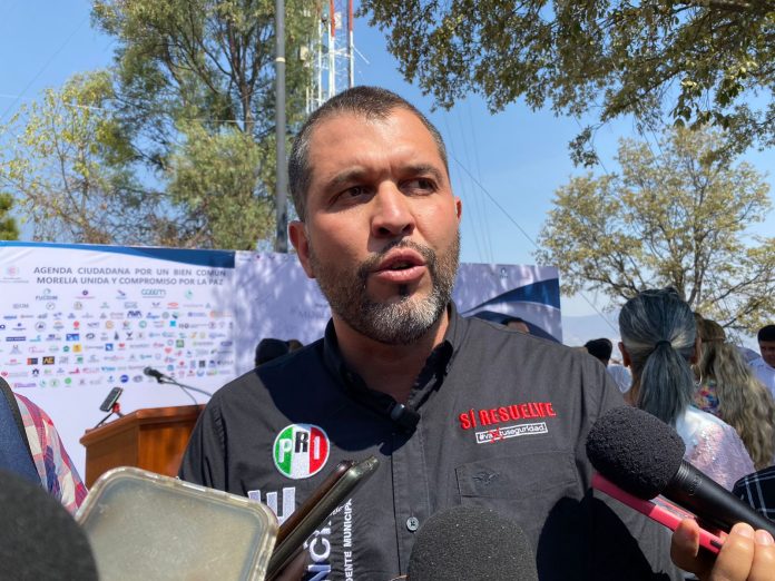 El candidato a la presidencia municipal por el PRI, René Valencia Reyes acusó que tanto los partidos de la Revolución Democrática (PRD) El candidato a la presidencia municipal por el PRI, René Valencia Reyes acusó que tanto los partidos de la Revolución Democrática (PRD)