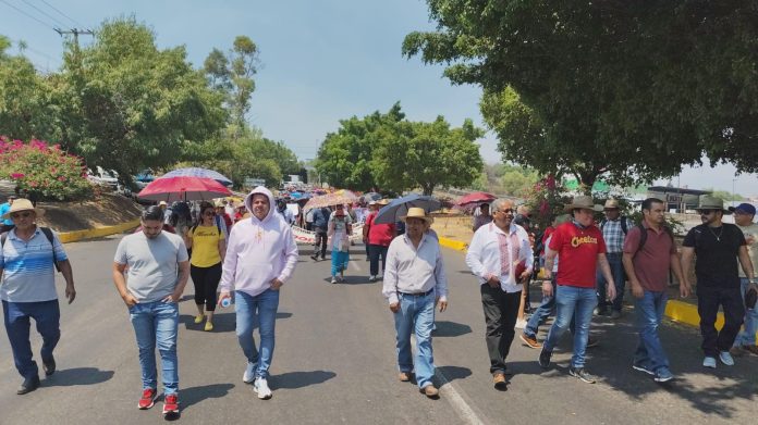 “No hay nada que festejar”, marchan trabajadores de la educación en el Día del Maestro