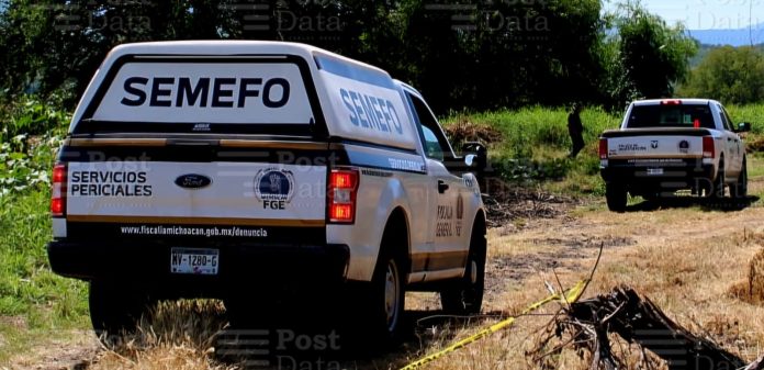 Hombre asesinado es hallado en brecha del municipio de Angangueo