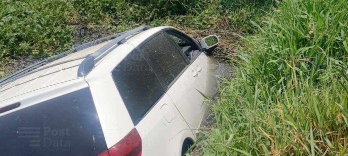 Camioneta cae a canal de aguas negras en Morelia