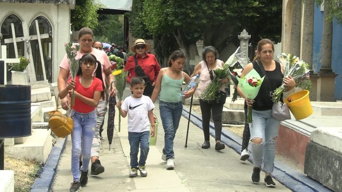 Más de 7 mil personas han acudido al Panteón Municipal por el Día de la Madre