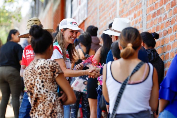 En nuestra campaña escuchamos a la gente casa por casa no detrás de un escritorio: Daniela de los Santos