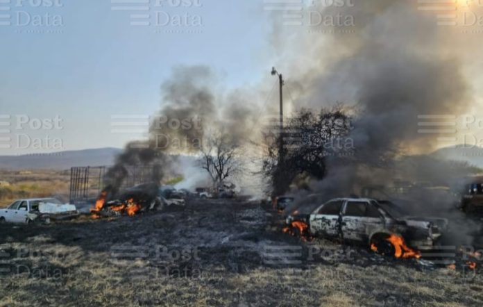 Otro incendio, arde en llamas corralón de autos en Apatzingán