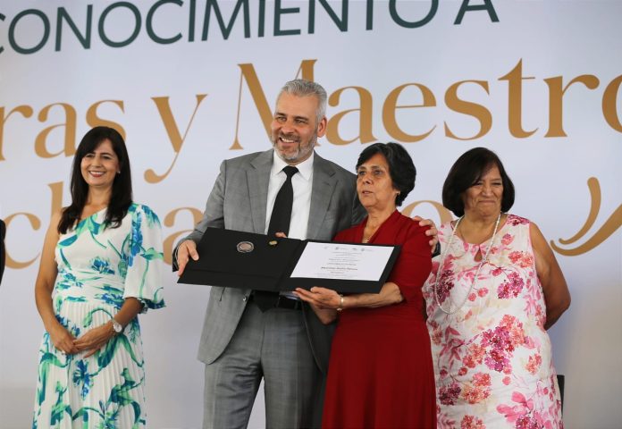 No permitan que regrese la etapa de persecución, llama gobernador a docentes