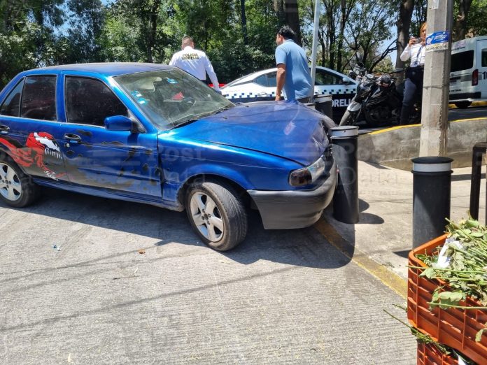 Delincuente choca auto robado y huye, en Morelia