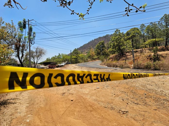 Hombres armados atacan a los ocupantes de camioneta; hay un muerto y dos heridos