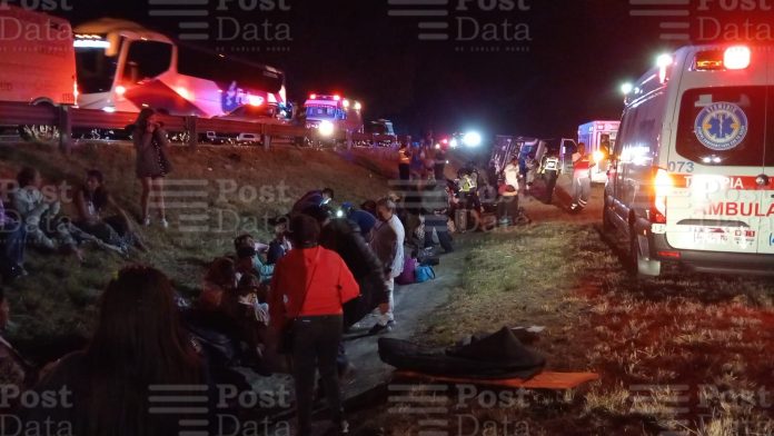 Tráiler choca contra autobús de turismo en la México-Guadalajara; hay 12 heridos