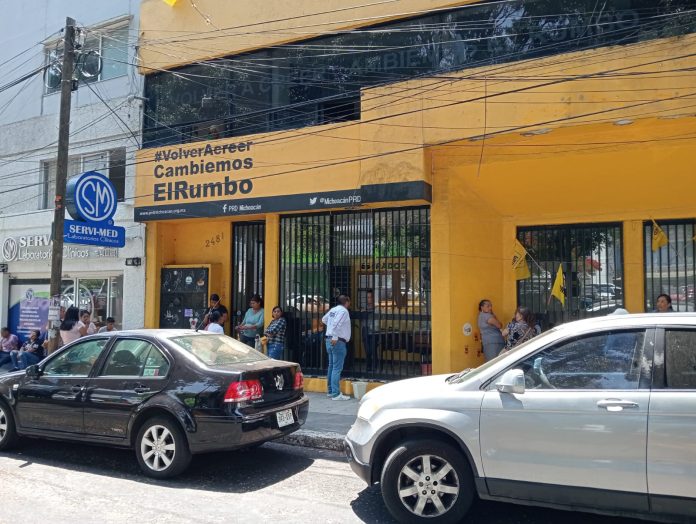 Toman instalaciones del PRD, simpatizantes del PRD en Charapan