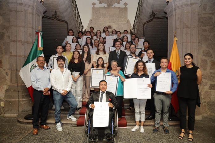 Cabildo de Morelia condecora a 12 jóvenes destacados por su labor social