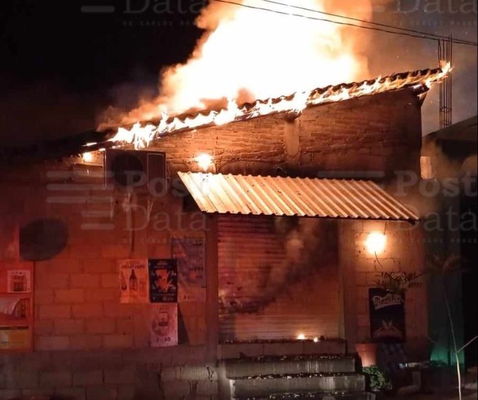 Se registra incendio en inmueble de Huetamo
