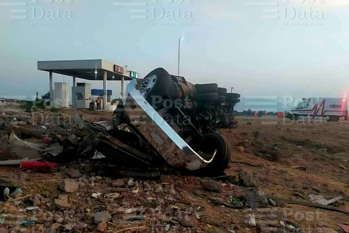 Vuelca tractocamión en la región de Copándaro de Galeana Vuelca tractocamión en la región de Copándaro de Galeana