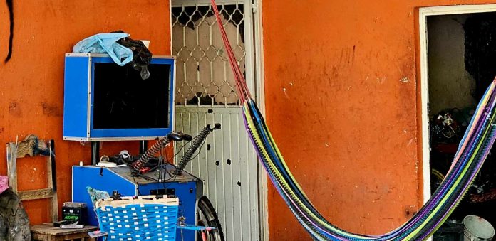 Delincuentes rafaguean inmueble en Apatzingán
