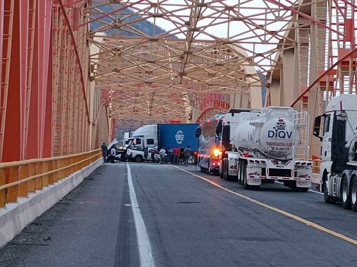 Cierre en la autopista Siglo XXI por choque en puente del Río Márquez 
