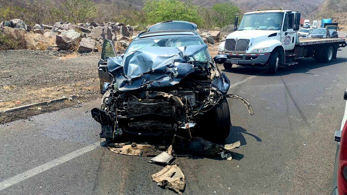 Brutal choque entre camionetas deja dos muertos y dos heridos en la Siglo XXI