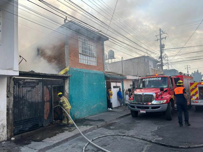 Bomberos de la CEPCM sofocan incendio en la colonia Jacarandas, Morelia