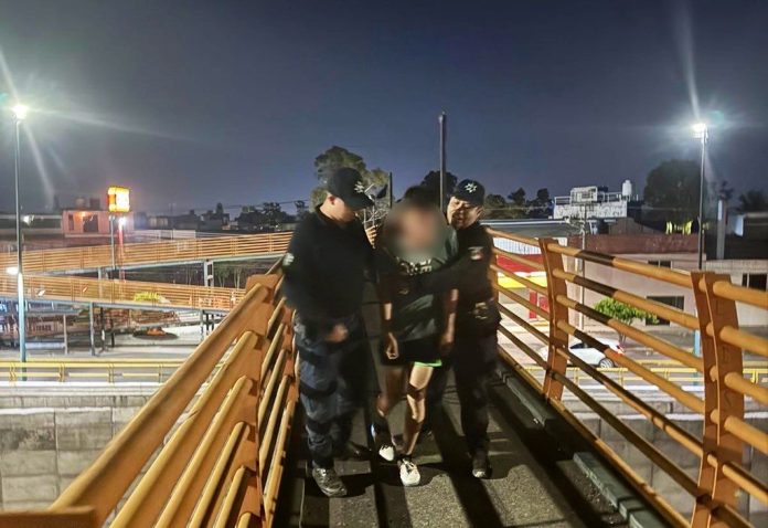 Guardia Civil auxilia a joven que amagaba con lanzarse de un puente