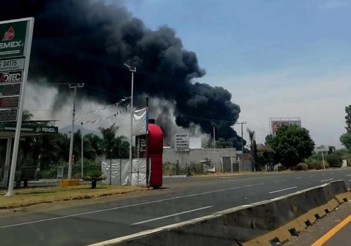 Incendio de recicladora moviliza a bomberos en Morelia