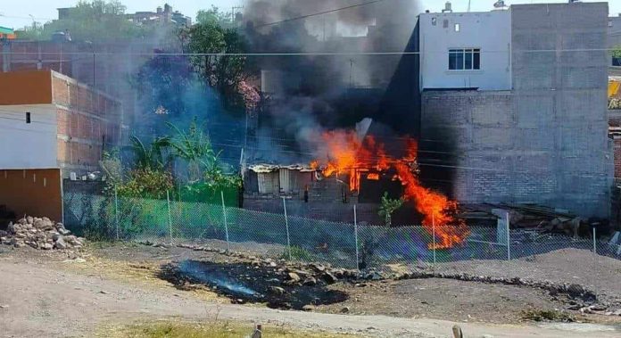 Se incendia casa habitación en la Vicente Lombardo Toledano, al oriente de Morelia