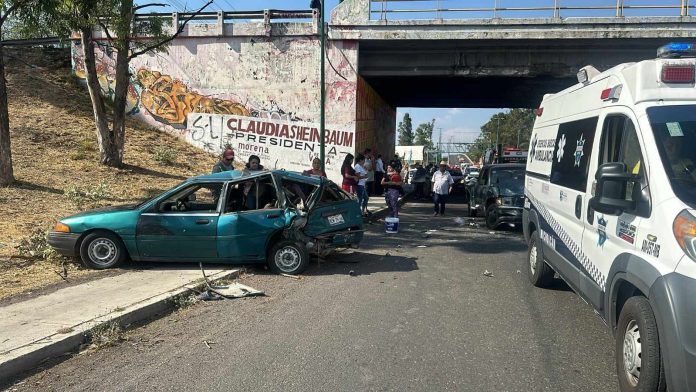 Se registra choque entre 2 vehículos cerca del Estadio Morelos
