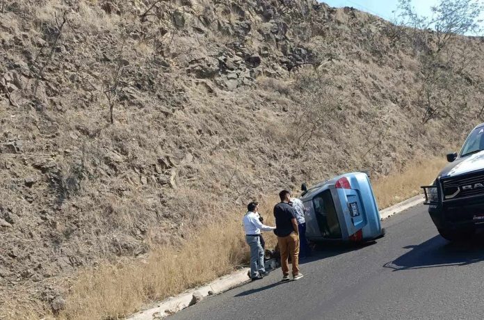 Vuelca auto cerca de la zona de Tres Marías, en Morelia