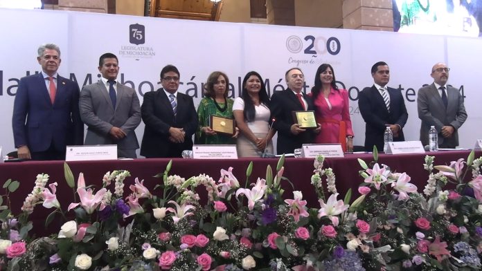 Entrega Congreso local medalla al mérito docente a preparatoria Taximaroa y a maestra