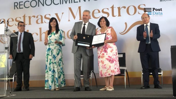 Importancia del docente debe reconocerse a diario, no solo el 15 de mayo: homenajeada