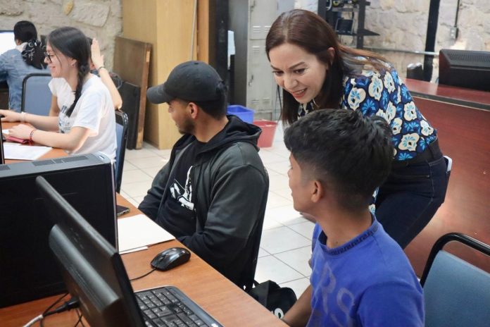 Sin interrupciones, continúa entrega de fichas en Escuelas Normales de Michoacán