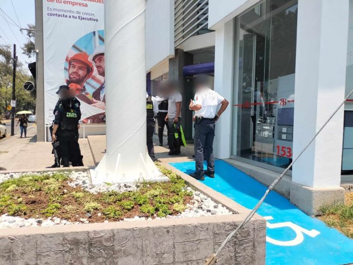 Delincuentes asaltan a cuentahabiente afuera de un Banbajio, al sur de Morelia