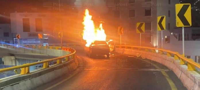 Auto arde en llamas sobre puente del Distribuidor Vial Salida a Mil Cumbres