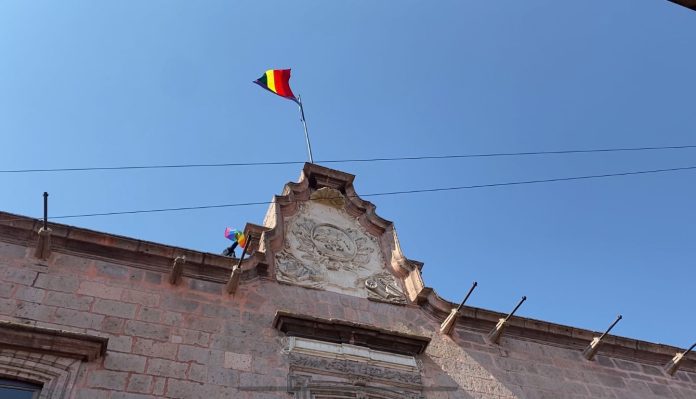 Con bandera Arcoíris a lo alto, Morelia conmemoró el Día Mundial contra la Homofobia
