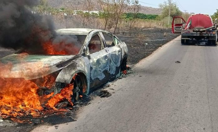 Auto es consumido por incendio, en Apatzingán Auto es consumido por incendio, en Apatzingán