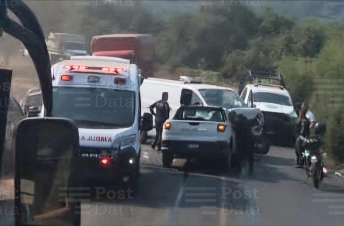 Choque de frente entre camionetas deja dos lesionados