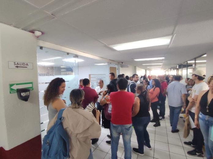 Se manifiestan integrantes de la CNTE contra irregularidades para asignar claves