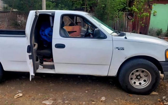 Tras balacera localizan camioneta con cadáver en su interior, en Apatzingán