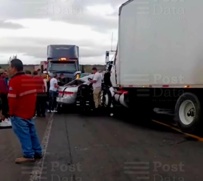 Matrimonio muere en choque de auto contra tráiler; sus dos hijos resultaron heridos
