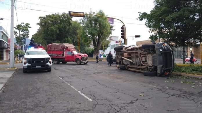 Patrulla de Guardia Nacional termina volcada tras choque; hay 5 heridos
