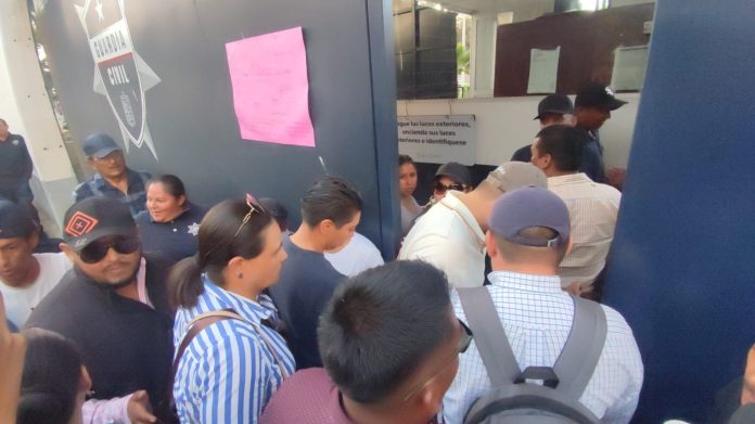 Sigue bloqueo en el Libramiento de Morelia; inicia el diálogo entre policías y SSP