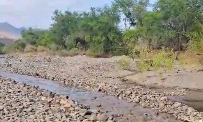 Alcalde de Carácuaro advierte que liberarán el agua del río en el municipio de Madero
