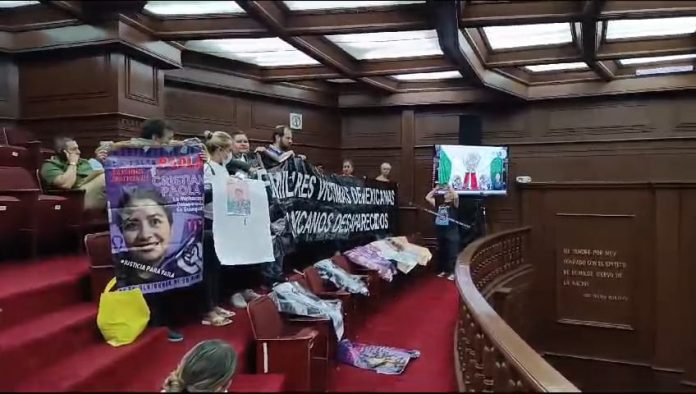 Se manifiestan madres buscadoras en el Congreso de Michoacán