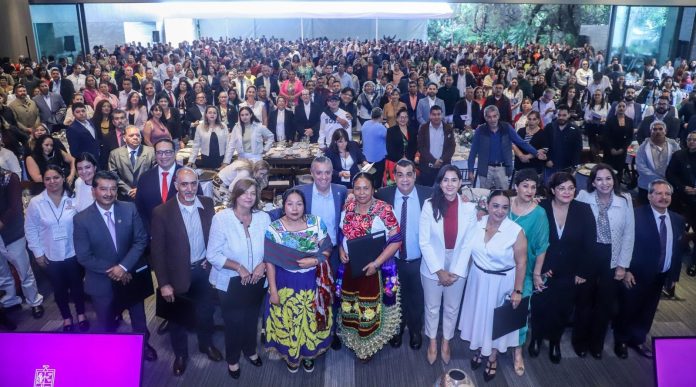 SEE reconoce a maestras y maestros con 30 años de labor docente