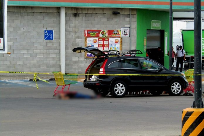Mujer es asesinada en estacionamiento de Bodega Aurrera Mujer es asesinada en estacionamiento de Bodega Aurrera
