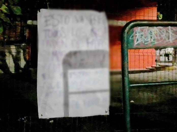 Aparecen lonas firmas por un grupo criminal en Morelia