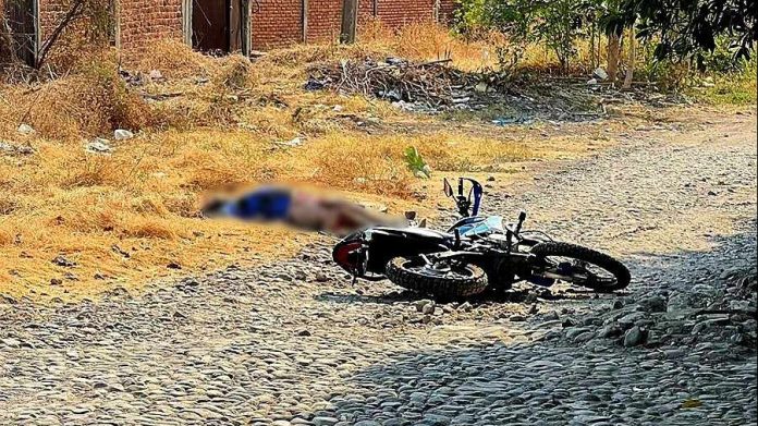 Motociclista es asesinado de seis balazos en Apatzingán