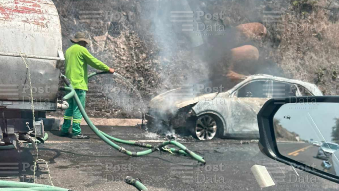 Vehículo se incendia en la autopista Siglo XXI; no hay heridos
