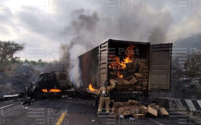 Aparatoso choque de tráileres en la Siglo XXI, uno se incendia y contenedor desbarranca Aparatoso choque de tráileres en la Siglo XXI, uno se incendia y contenedor desbarranca