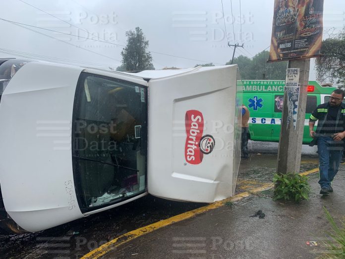 Camioneta repartidora de Sabritas vuelca sobre el Boulevard Industrial